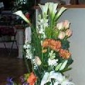 arreglo compuesto por calas,rosas,margaritas,iris
alelies,gerberas,adornado con hojas de philodendro,aspidistra bear grass.flores segun temporada.disponible desde 60 eur.