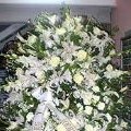 corona preparada en tonos blancos con rosas, lilium, claveles, gladiolos. tamao grande desde 300 euros.